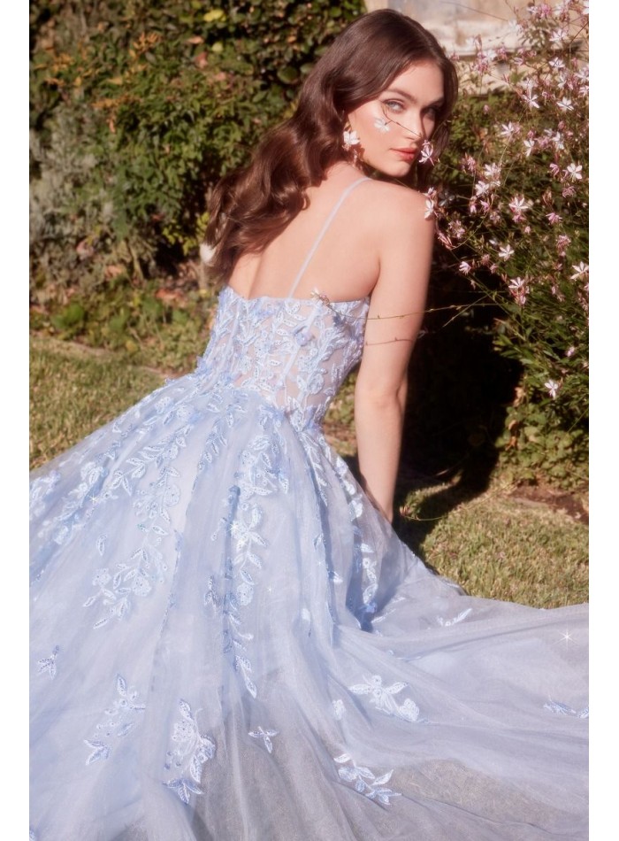 Vestido largo de fiesta en azul cielo con espalda abierta y falda de tul fluida – vista trasera elegante