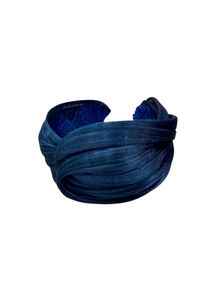 Diadema de invitada trenzada azul marino en seda