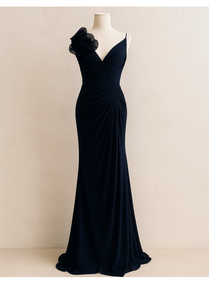 Vestido de fiesta largo con abertura y detalle de flor azul marino