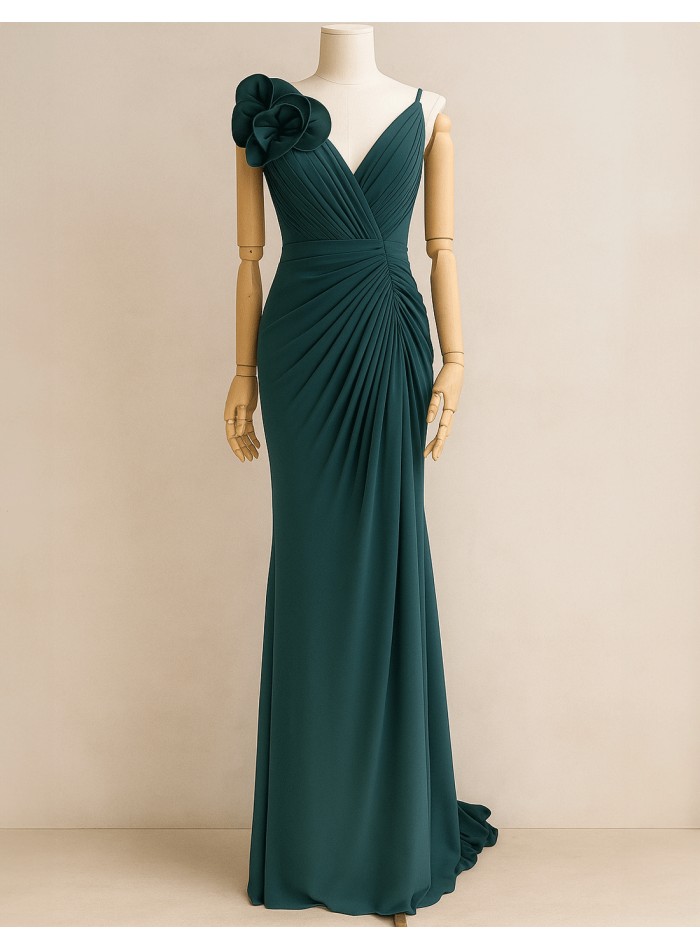 Vestido de fiesta largo con abertura y detalle de flor verde esmeralda