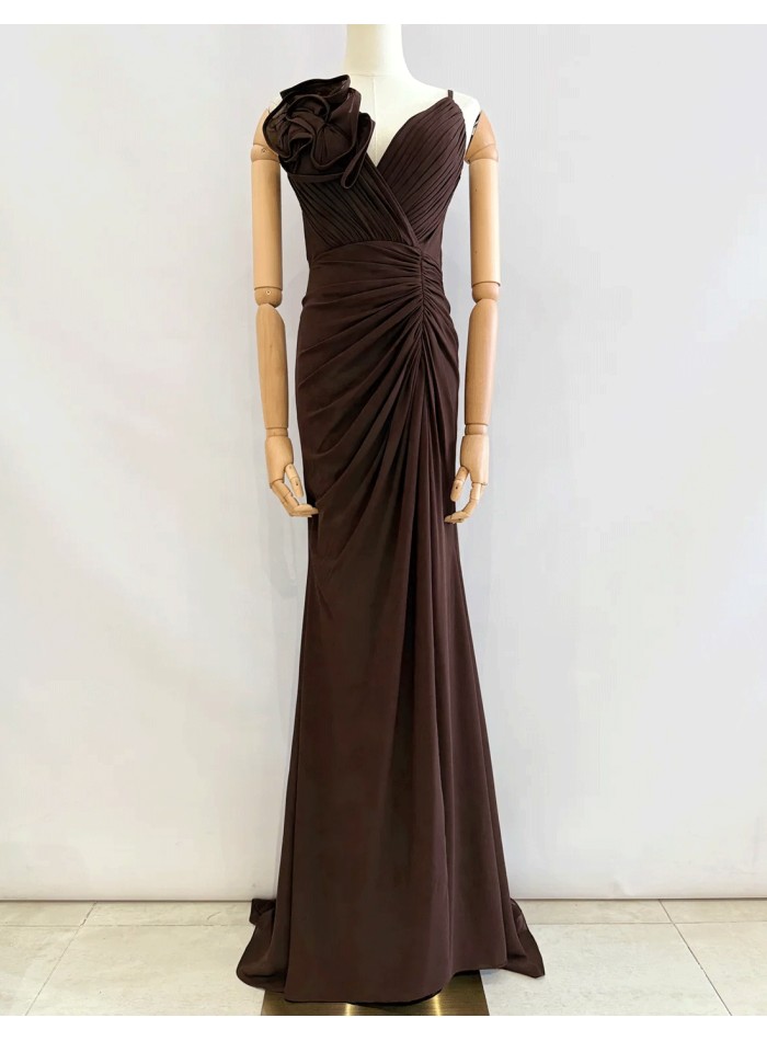 Vestido de fiesta largo con abertura y detalle de flor marrón