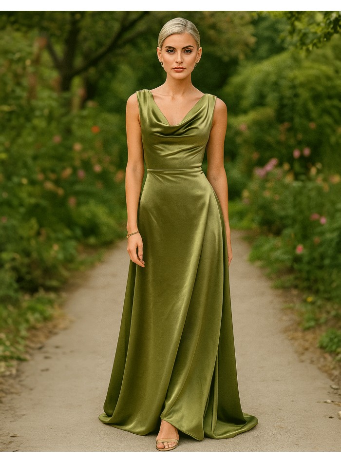 Long gown with satin fabric and open back green