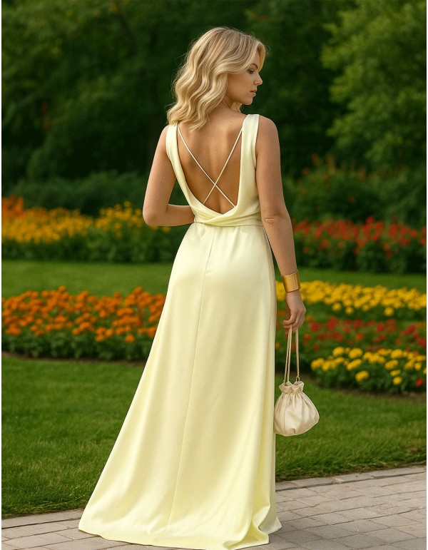 Longue robe d'invité avec tissu satiné et dos ouvert jaune