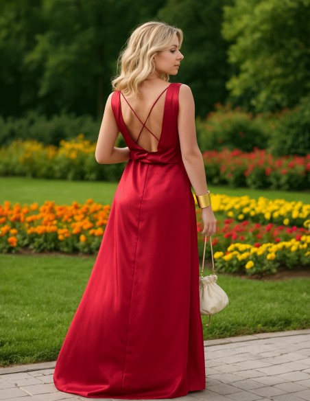 detalle de la espalda del Vestido de invitada largo con tejido satinado y espalda abierta