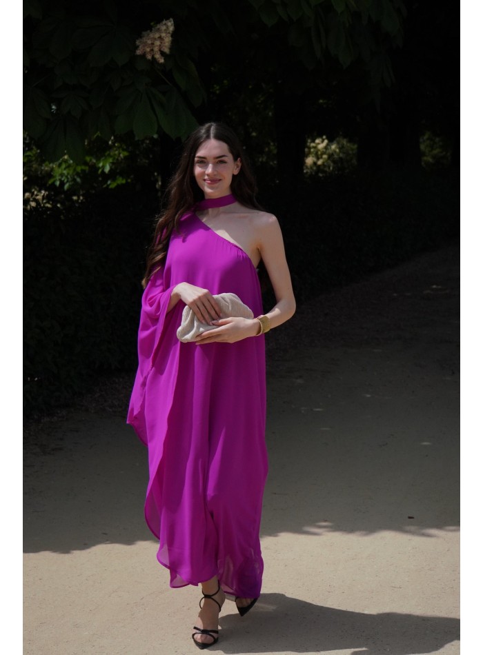 Vestido para invitada de gasa con manga asimétrica