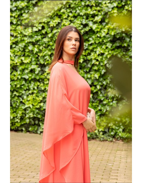 Robe longue en mousseline de soie avec encolure asymétrique et décolleté en dentelle