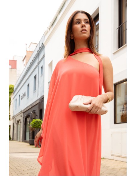 Robe longue en mousseline de soie avec encolure asymétrique et décolleté en dentelle