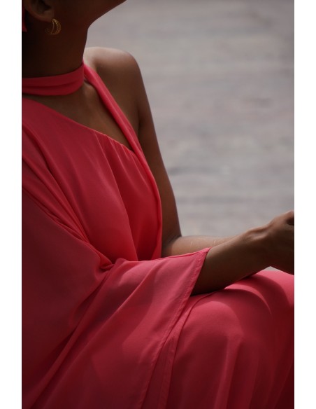 Robe longue en mousseline de soie avec encolure asymétrique et décolleté en dentelle