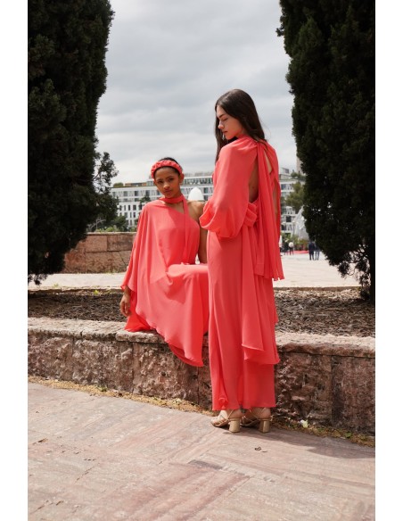 Robe longue en mousseline de soie avec encolure asymétrique et décolleté en dentelle