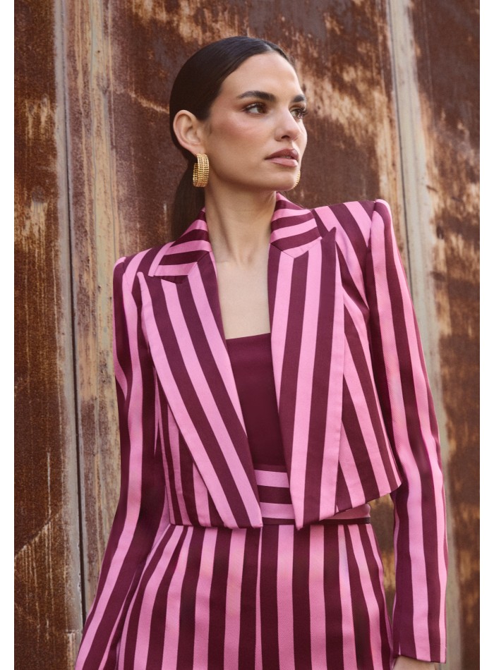 Veste de tailleur à rayures roses avec col smoking