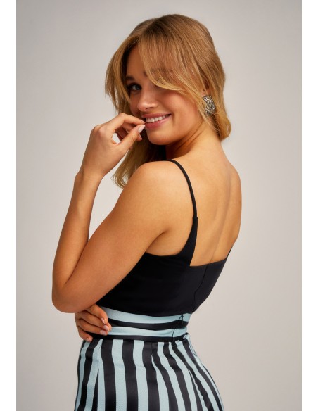 Top negro de punto con escote cuadrado y tirantes para eventos