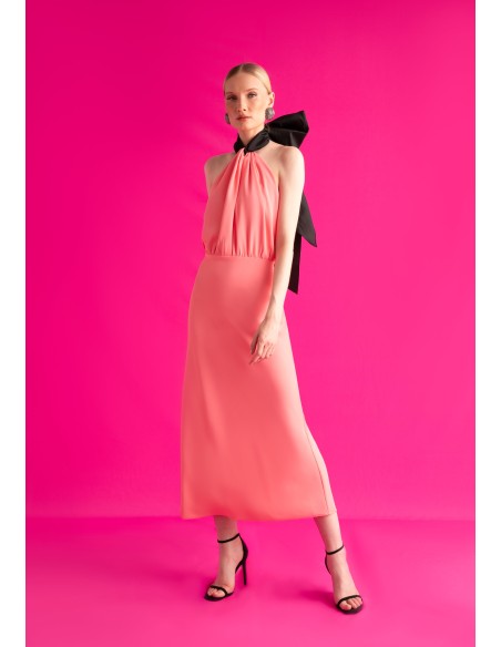 Élégante robe midi rose et noire pour les invités de mariage