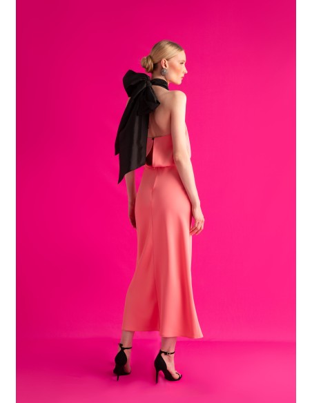 Élégante robe midi rose et noire pour les invités de mariage