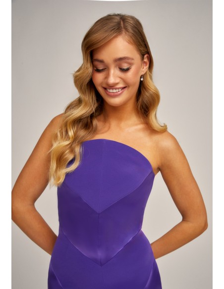 Vestido midi morado palabra de honor con escote curvo para invitadas
