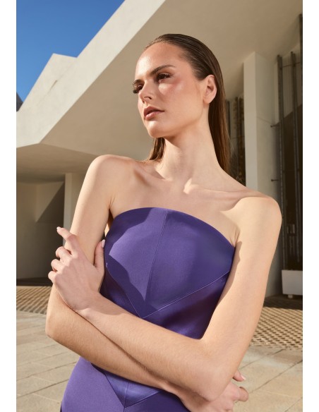 Vestido midi morado palabra de honor con escote curvo para invitada de boda