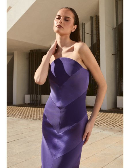 Vestido midi morado palabra de honor con escote curvo para invitada de eventos
