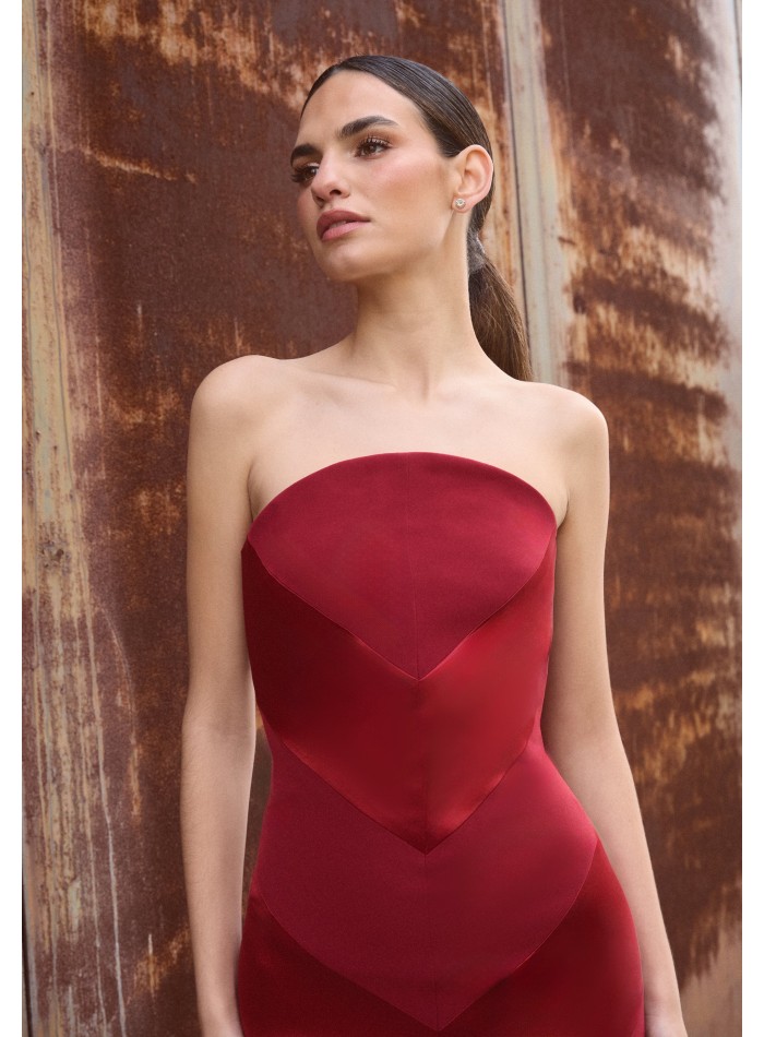 Robe midi rouge sans bretelles avec encolure...