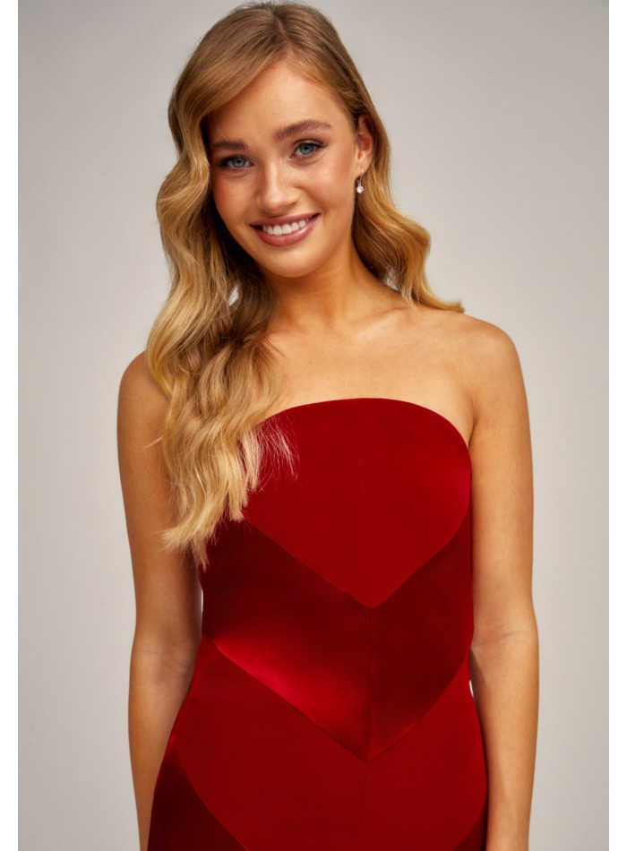 Robe midi rouge sans bretelles avec encolure...