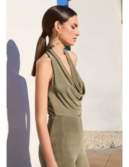 Mono de punto con cuello halter drapeado para eventos