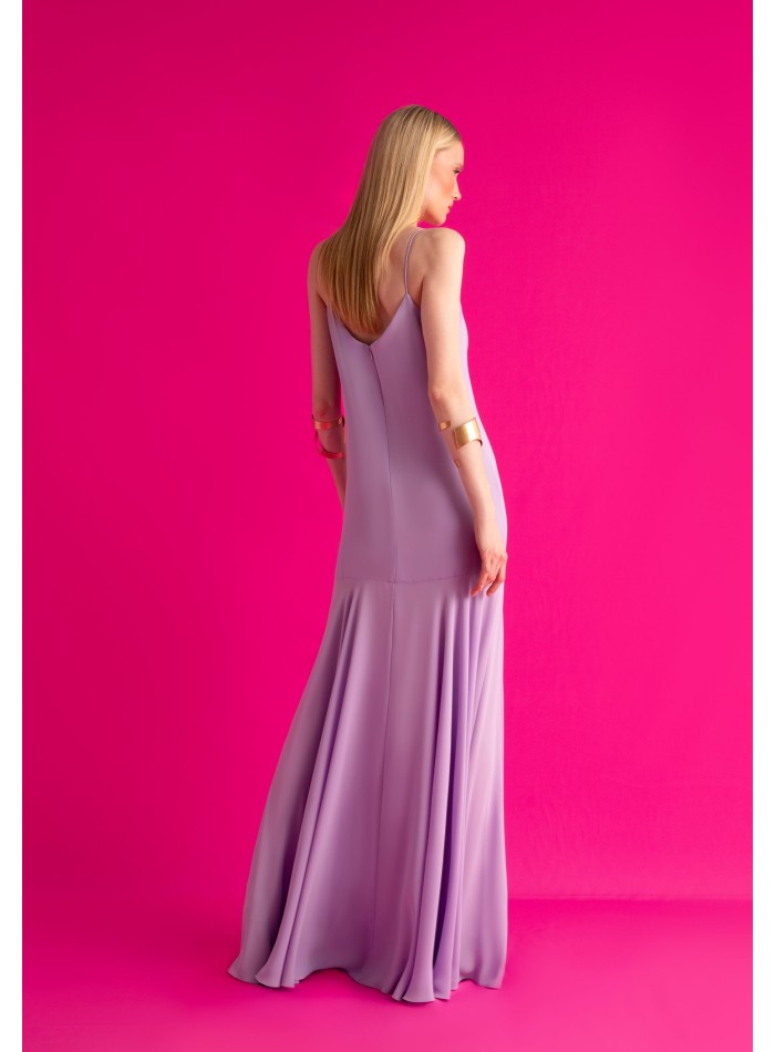 Vestido largo lila de tirantes con escote fruncido y falda de capa para bodas de tarde