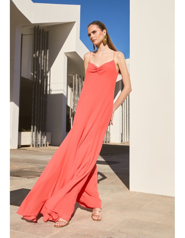 Vestido largo naranja con escote fruncido y falda de capa 2