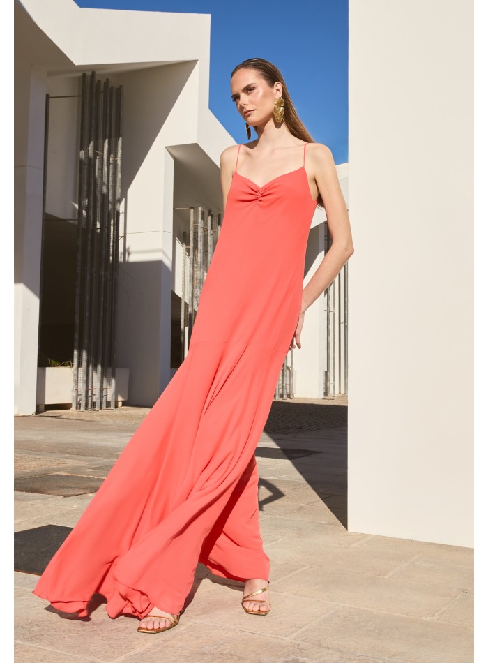 Longue robe orange avec encolure à volants et jupe cape