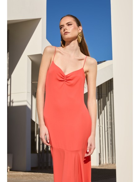 Longue robe orange avec encolure à volants et jupe cape
