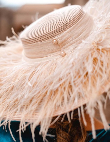 Wide-brimmed pamela with feather fringes for parties