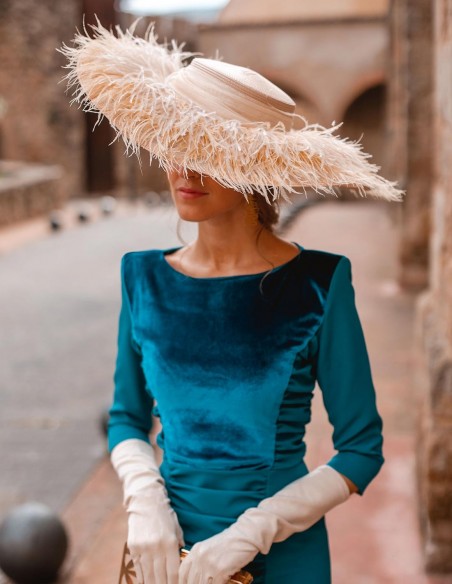 Wide-brimmed pamela with feather fringes for guests