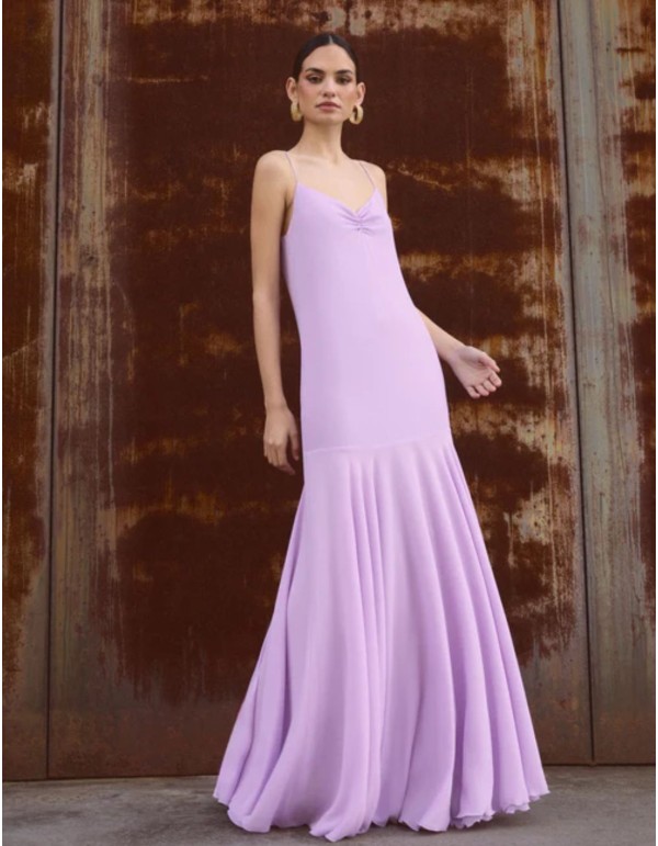 Vestido largo lila de tirantes con escote fruncido y falda de capa