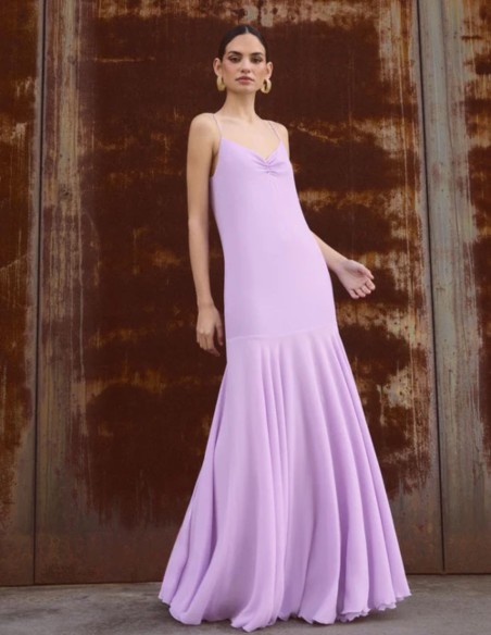 Vestido largo lila de tirantes con escote fruncido y falda de capa Vestido largo lila de tirantes con escote fruncido y falda de capa