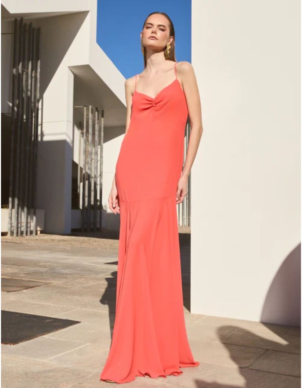Vestido largo naranja con escote fruncido y falda de capa