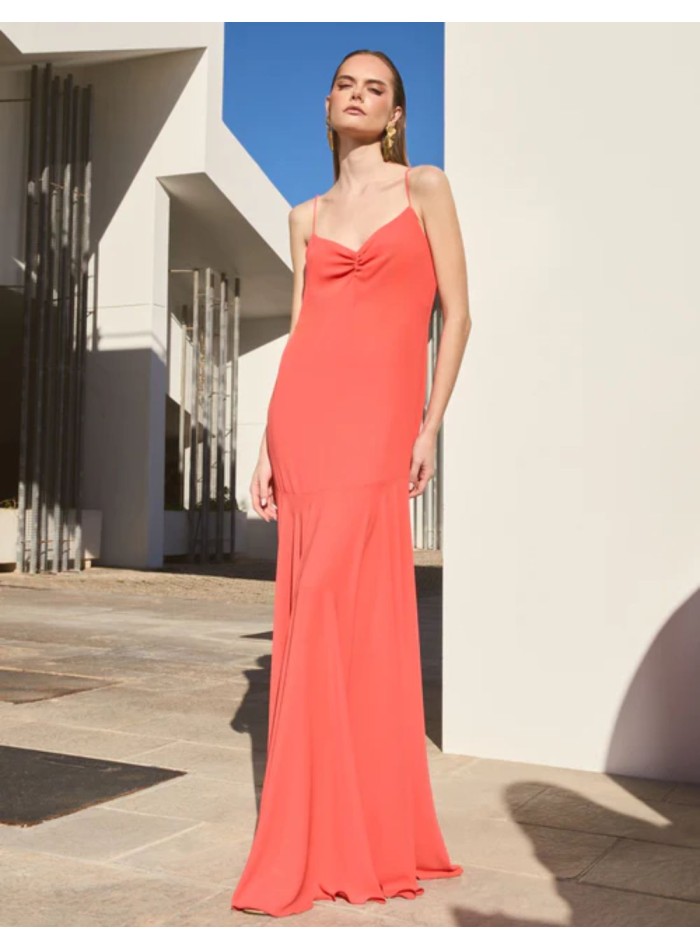 Vestido largo naranja con escote fruncido y falda de capa