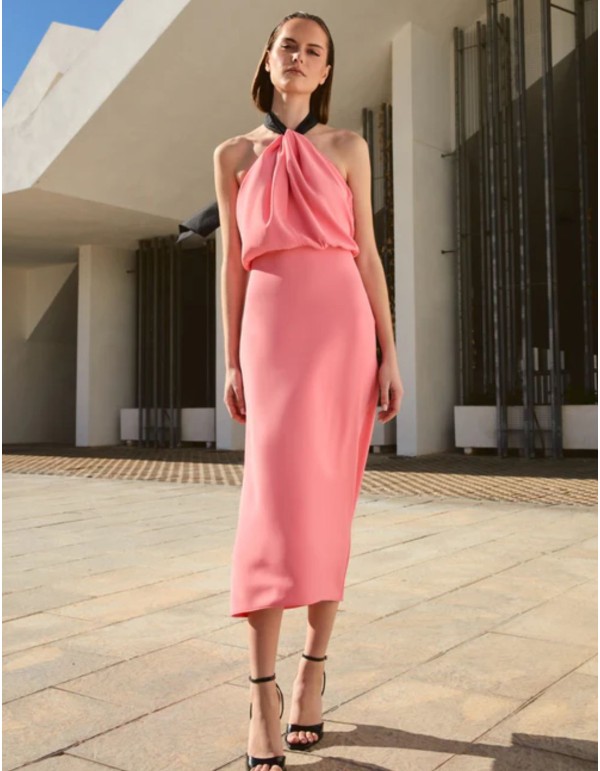 Élégante robe midi rose et noire pour les invités de mariage