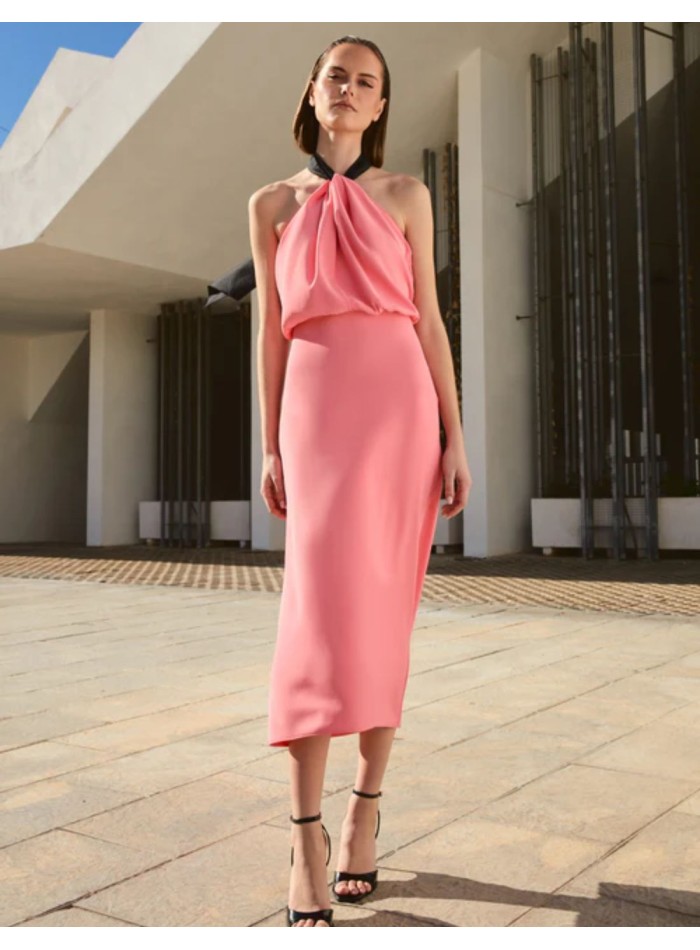 Élégante robe midi rose et noire pour les invités de mariage