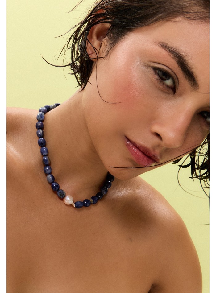 Collar de piedras azules con detalle de perla