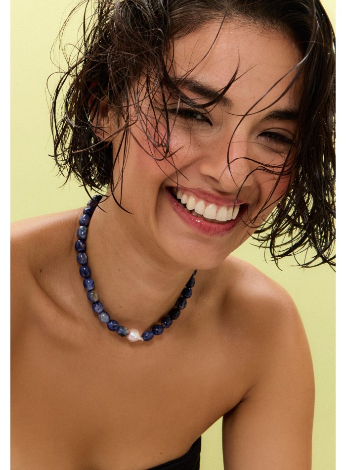 Collar de piedras azules con detalle de perla