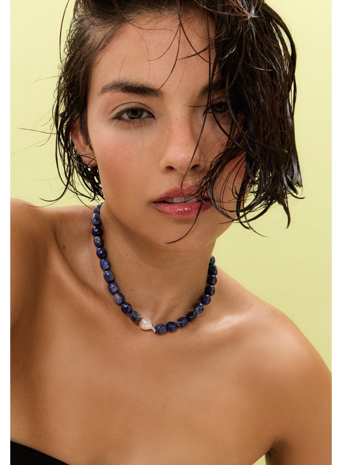 Collar de piedras azules con detalle de perla