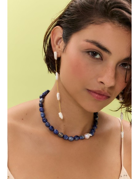 Collar de piedras azules con detalle de perla Collar de piedras azules con detalle de perla