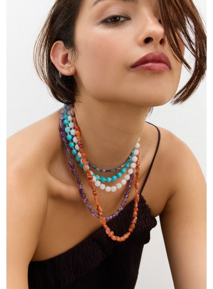 Collar en capas con piedras multicolores