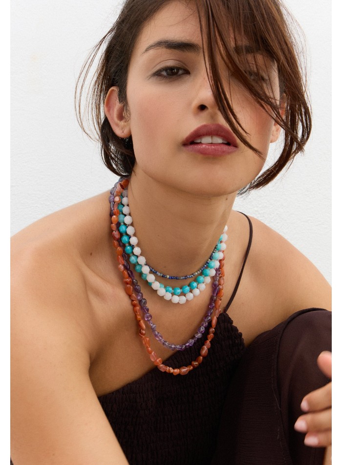 Collar en capas con piedras multicolores