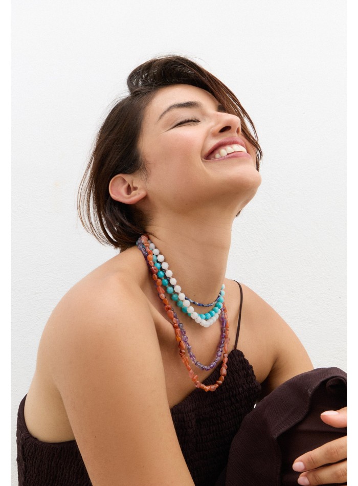 Collar en capas con piedras multicolores