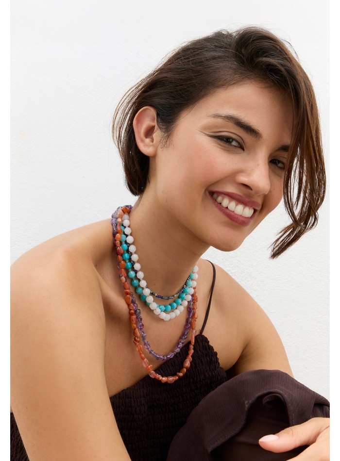 Collar en capas con piedras multicolores