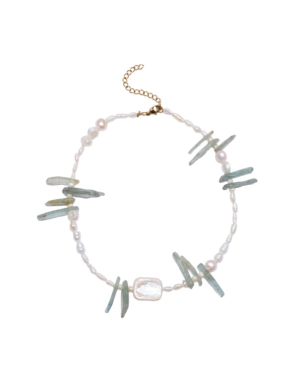 Pearl necklace with aquamarine stone details