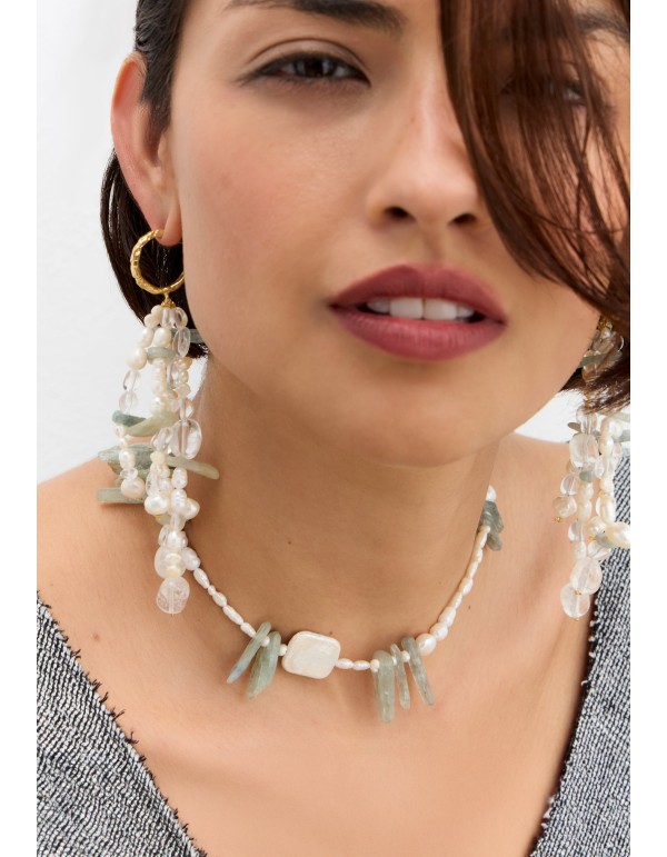 Pearl necklace with aquamarine stone details 2