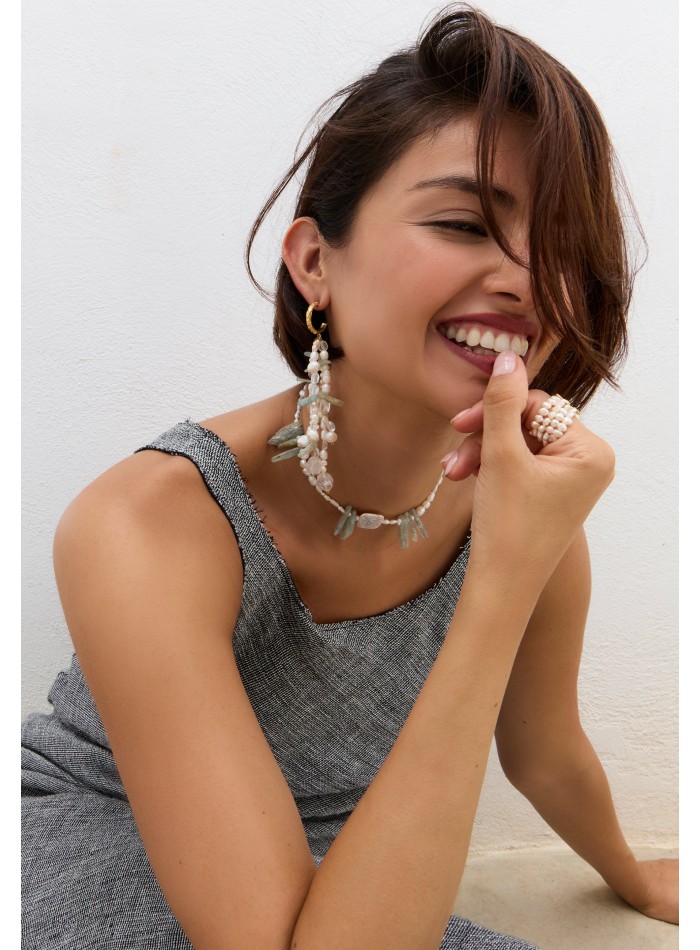 Collar de perlas con detalle de piedras aguamarina