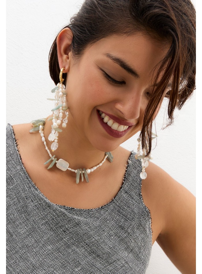 Collar de perlas con detalle de piedras aguamarina