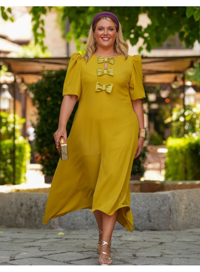 Vestido midi mostaza de invitada con lazos