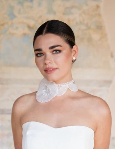 Tour de cou en pétales blancs brodés