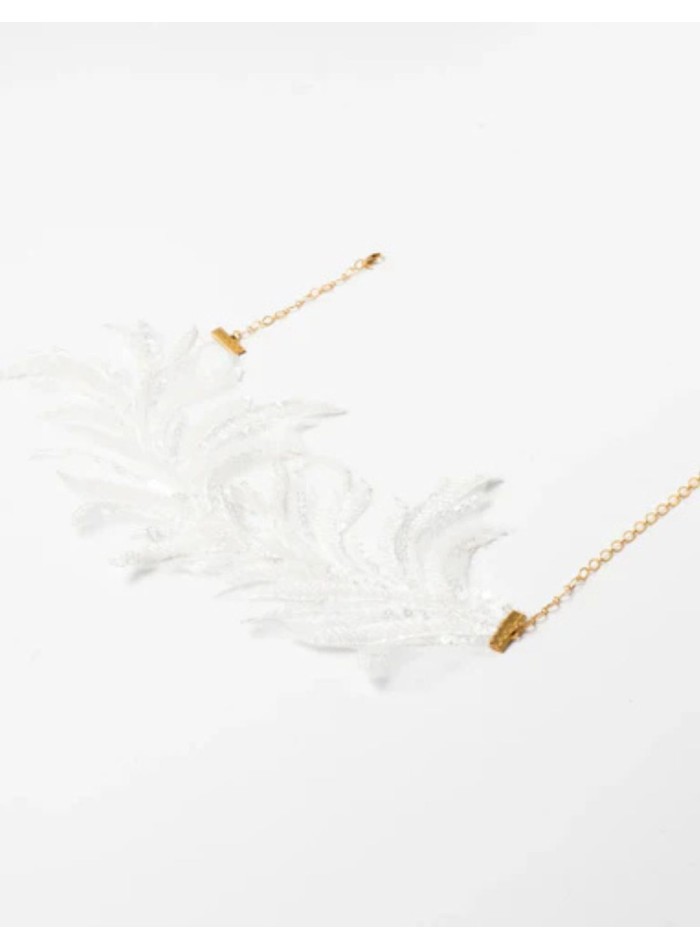 Choker de plumas blancas bordadas